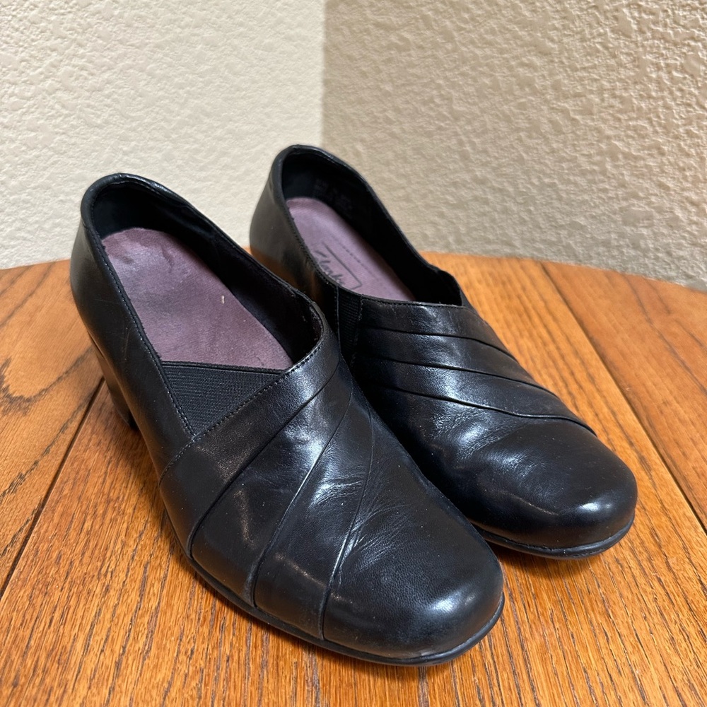 Clark’s black heeled pumps